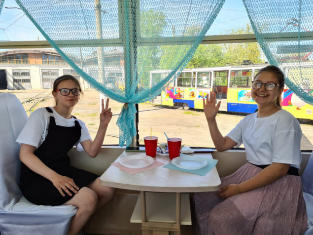 В День защиты детей на улицы Ачинска выехал трамвай желаний