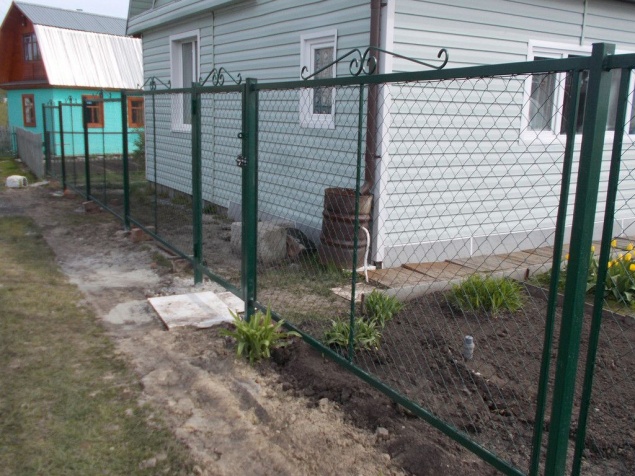 Как сделать сетку-рабицу непрозрачной: 8 доступных идей