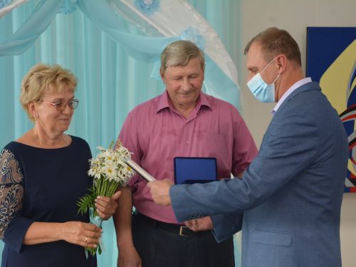 Глава города Александр Токарев вручил семье ачинских металлургов медаль «За любовь и верность»