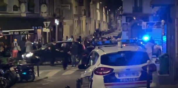 Автомобиль въехал в террасу бара в центре Парижа