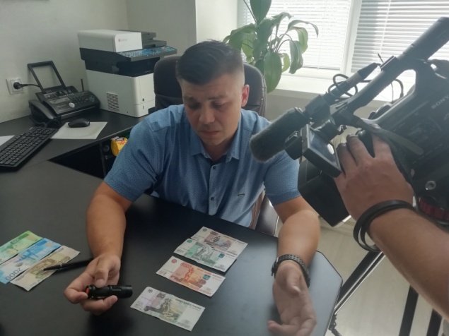 Начальник ОЭБиПК МО МВД России «Ачинский» Владимир Муковоз рассказал гражданам, как отличить подлинную купюру от фальшивой