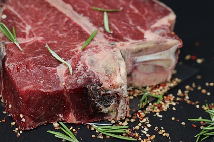 Названа безопасная для человека порция красного мяса