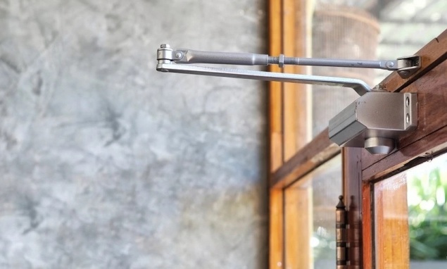 Как установить и отрегулировать доводчик двери: руководство для начинающих мастеров