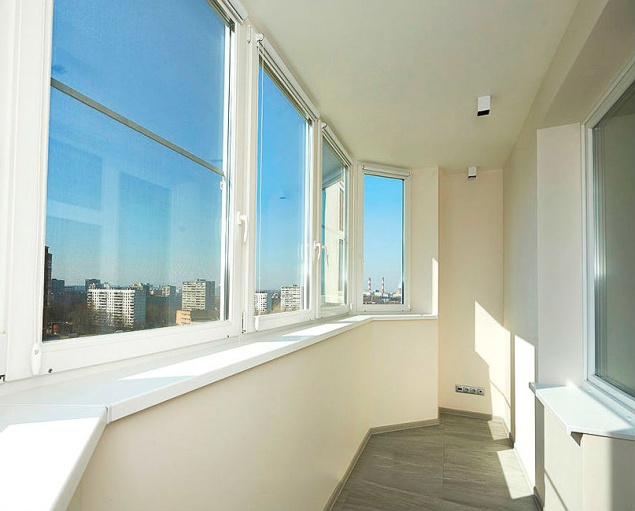 5 критериев выбора окон для остекления теплого балкона