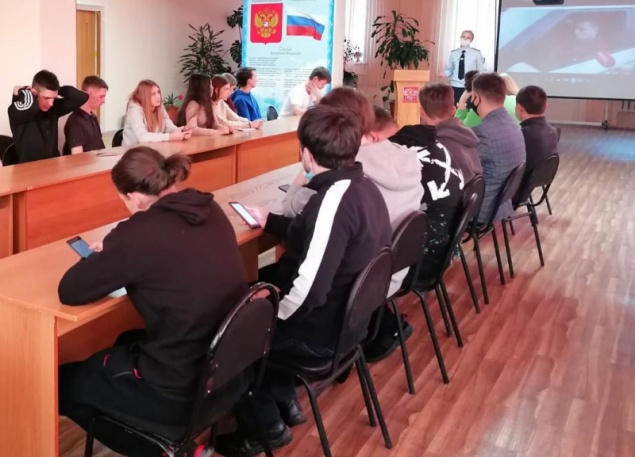 Госавтоинспекторы в Ачинске провели виртуальную экскурсию в ДПС для будущих юристов