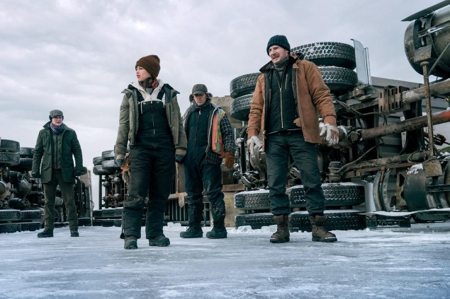 Ледяной драйв (2021) - Тающий лед, тяжелые фуры, 26 жизней и один шанс. Суровая драма о шахтерах и дальнобойщиках с Лиамом Нисоном