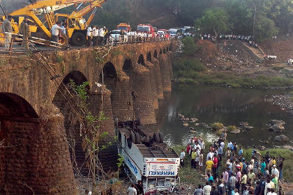 При крушении автобуса в Индии погибли 37 человек