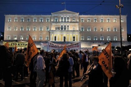 Парламент Греции одобрил увольнение 15 тысяч госслужащих