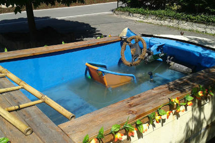 Немецкая полиция поймала компанию в самодельной машине-бассейне