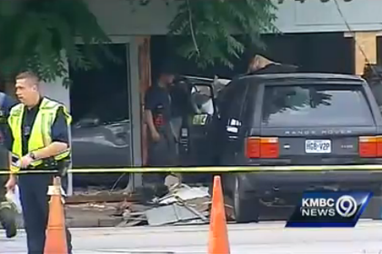 В США 80-летний автомобилист протаранил детский сад