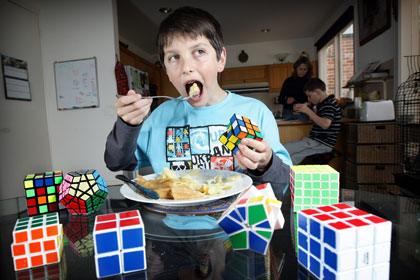 Определился новый чемпион по сборке кубика Рубика