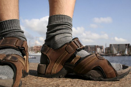 Носки с сандалиями признали главным модным недоразумением всех времен