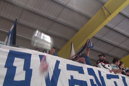 Швейцарские болельщики забросали бутылками хоккеистов ЦСКА