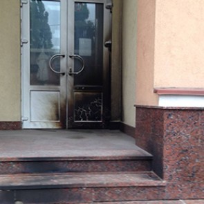 Офис «Русского радио» в Киеве забросали коктейлями Молотова