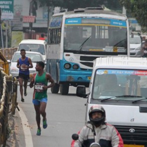 Трое участников индийского марафона прибыли к финишу на автобусе
