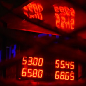 Курс доллара приблизился к 54 рублям