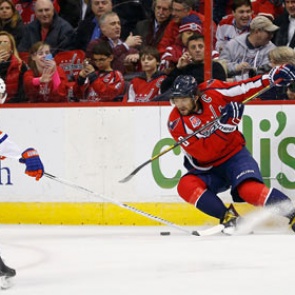 В матче НХЛ Овечкин шайбой разбил камеру в воротах