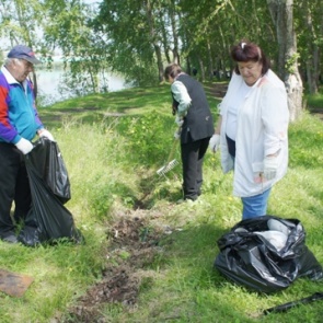 В ходе общегородской акции по очистке берега Чулыма собрано 40 кубометров мусора