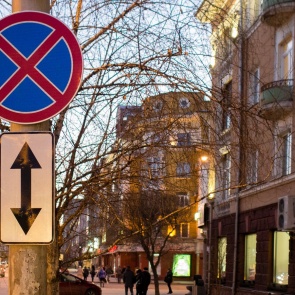 Эвакуировать автомобиль при водителе не будут