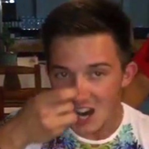 Российский хоккеист съел бьющееся сердце кобры