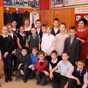 Ачинские школьники поздравили полицейских с предстоящим праздником