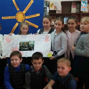 Детская библиотека посадила цветок толерантности