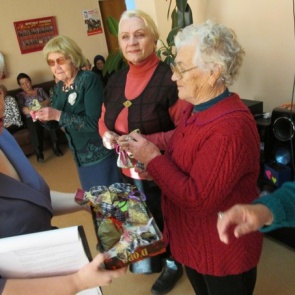 В Ачинской библиотеке рассказали ветеранам об истории Дня Матери