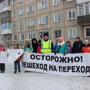 Инспекторы ДПС совместно с юными помощниками призвали водителей к взаимовежливости на дороге