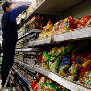 В Госдуму внесли законопроект об акцизах на чипсы и газировку