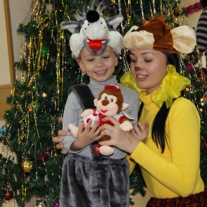 Мартышка передала привет маленьким ачинцам и их родителям