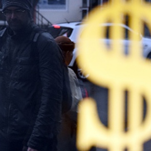 Курс доллара впервые с 2014 года превысил 77 рублей