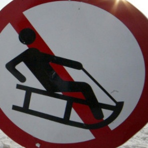 Житель Омска разбился во время катания на прикрепленных к автомобилю санках