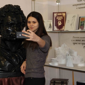 В день памяти Пушкина ребята делали селфи у бюста великого поэта