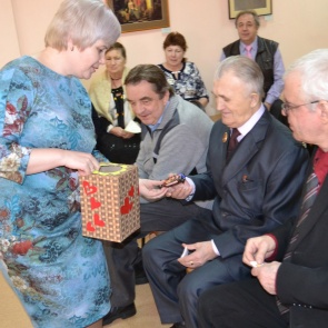 В центре досуга ветеранов прошла праздничная программа "За мужчин!", посвященная Дню защитника Отечества