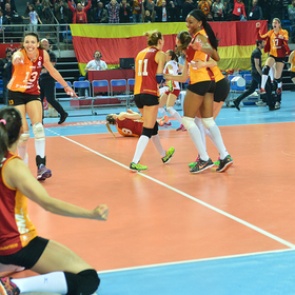 Турецкие фанаты забросали волейболисток «Динамо» мусором