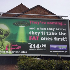 Англичан оскорбила реклама спортзала о похищающих самых толстых людей пришельцах