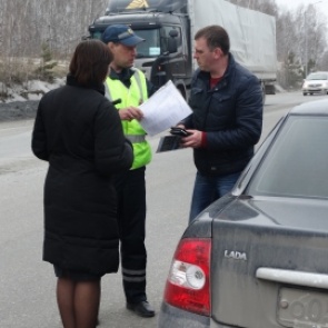 Дорожные полицейские и общественники в Ачинске провели акцию «Чистое авто – лицо водителя»