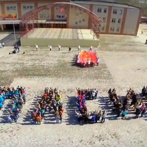 В Ачинске прошел массовый флешмоб, посвященный 71-й годовщине Победы в Великой Отечественной войне