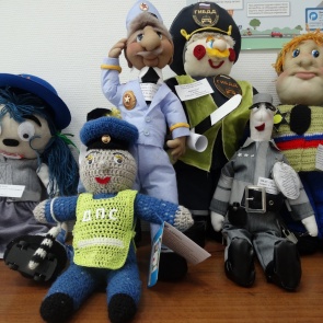 Госавтоинспекторы в Ачинске выбрали лучшие куклы-инспектора ГИБДД