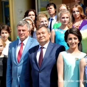 Сегодня лучшим ачинским выпускникам вручили медали «За особые успехи в учении»