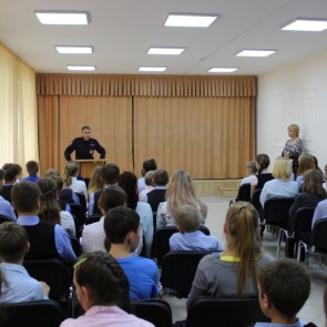 Стражи порядка Ачинска встретились со школьниками в рамках акции «Твоя пятерка безопасности»