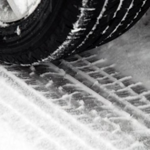 Госавтоинспекторы в Ачинске и общественность провели акцию «Каждой машине – по зимней шине»