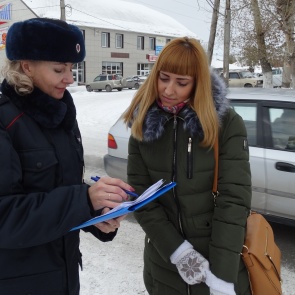 Автоинспекторы в Ачинске  выяснили мнение горожан о безопасности дорожного движения