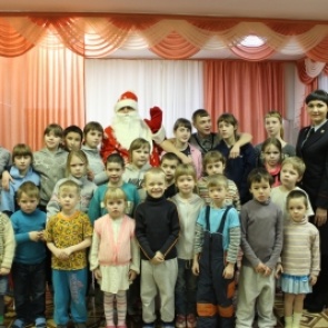 Сотрудники полиции в Ачинске принимают участие в новогоднем марафоне «Верим в чудо, творим чудо!»