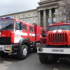 В России предлагают разрешить пожарным таранить автомобили во дворах