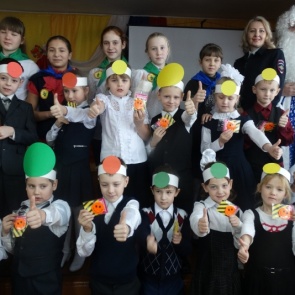 Полицейский Дед Мороз: В Ачинском районе полицейские вручили детям световозвращающие значки