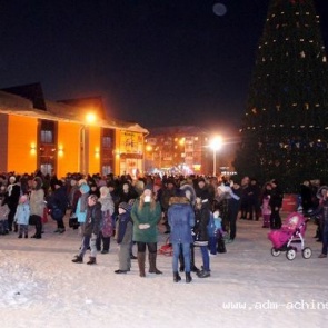На городской площади открылась новогодняя елка и ледовый городок