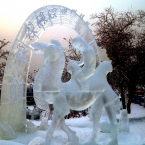 На Татышеве сделали шикарные фигуры изо льда и зовут их оценить