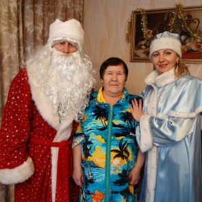 Полицейский Дед мороз в Ачинске вручил новогодние подарки вдове погибшего инспектора ДПС