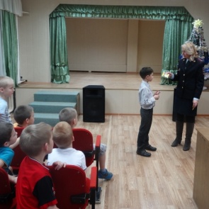 Госавтоинспекторы проводят уроки дорожной безопасности с детьми в новогодние праздники